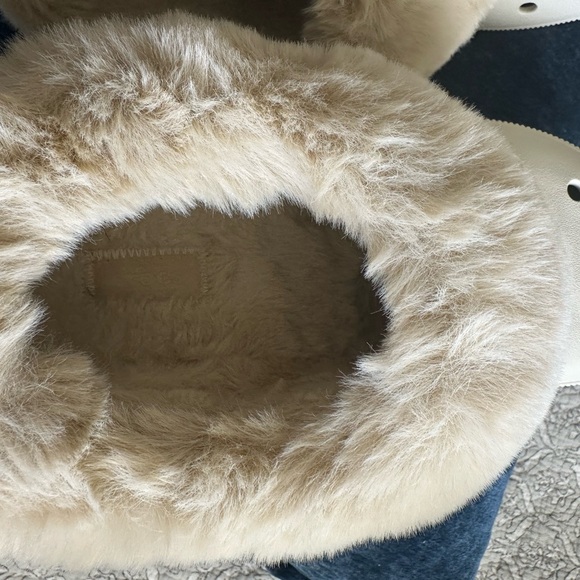 CROCS Women's Cream Slippers with Faux Fur - Picture 6 of 8